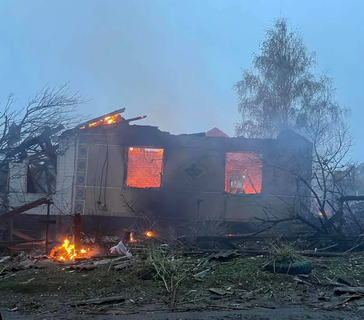 Зруйновані після російських обстрілів домоволодіння в селі Гнилиця Перша