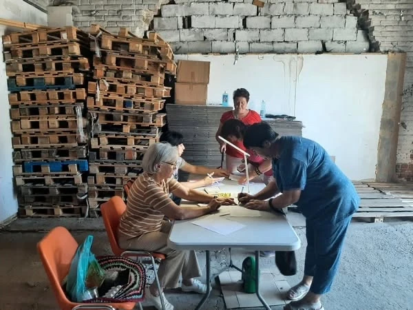 Мешканці громади отримують продуктові набори