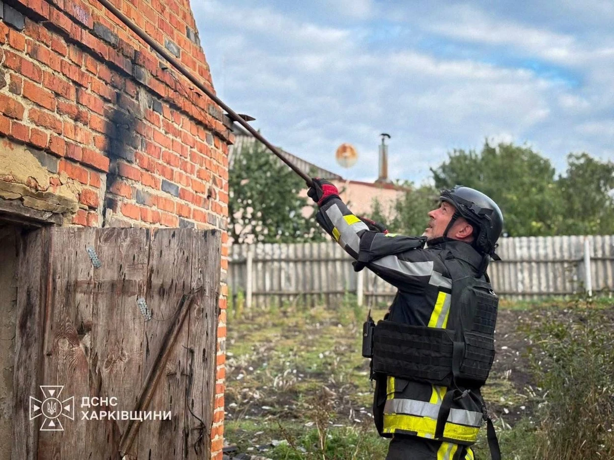 Рятувальники на ліквідації наслідків обстрілу  Великобурлуцької громади