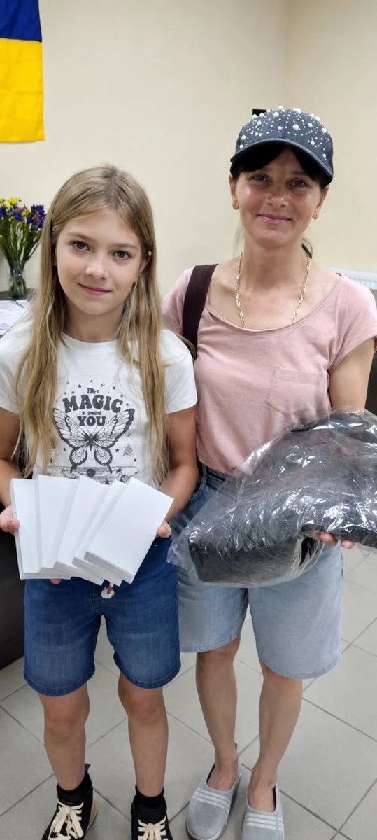 Мешканці Великобурлуцької селищної територіальної громади продовжують отримувати павербанки, необхідні для роботи зігріваючих жилетів