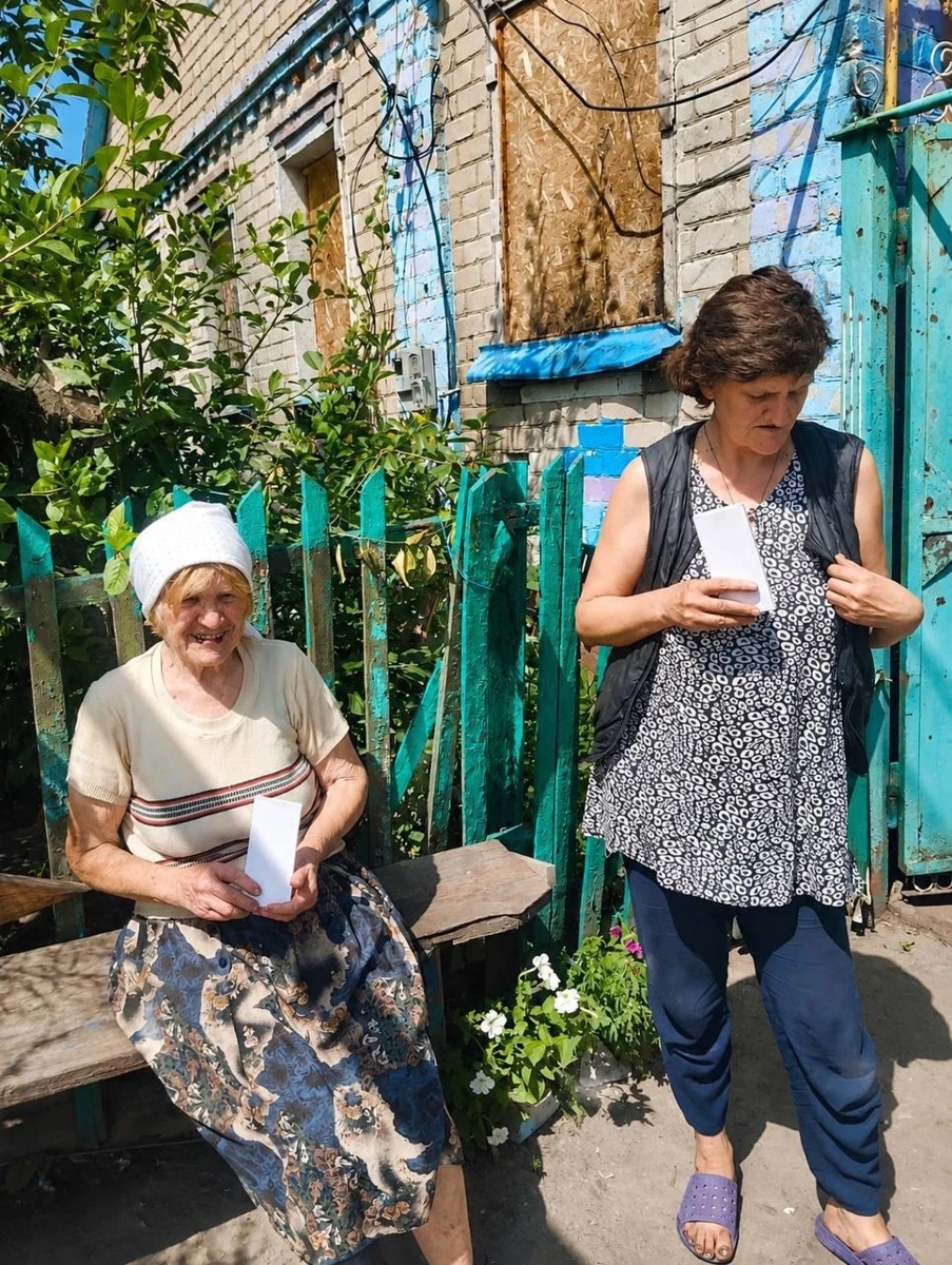 Мешканці Великобурлуцької селищної територіальної громади продовжують отримувати павербанки, необхідні для роботи зігріваючих жилетів
