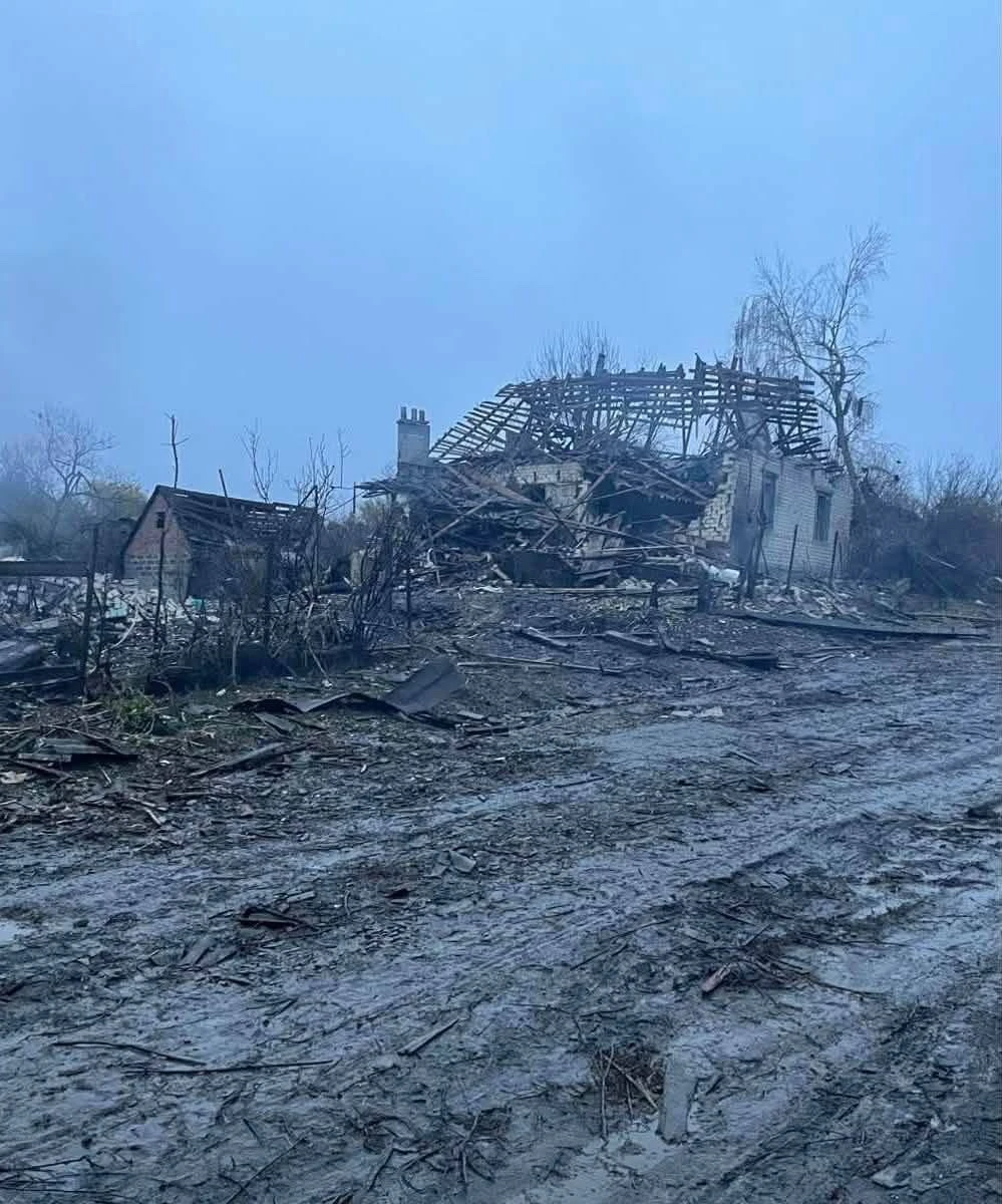 Зруйновані після російських обстрілів домоволодіння в селі Гнилиця Перша