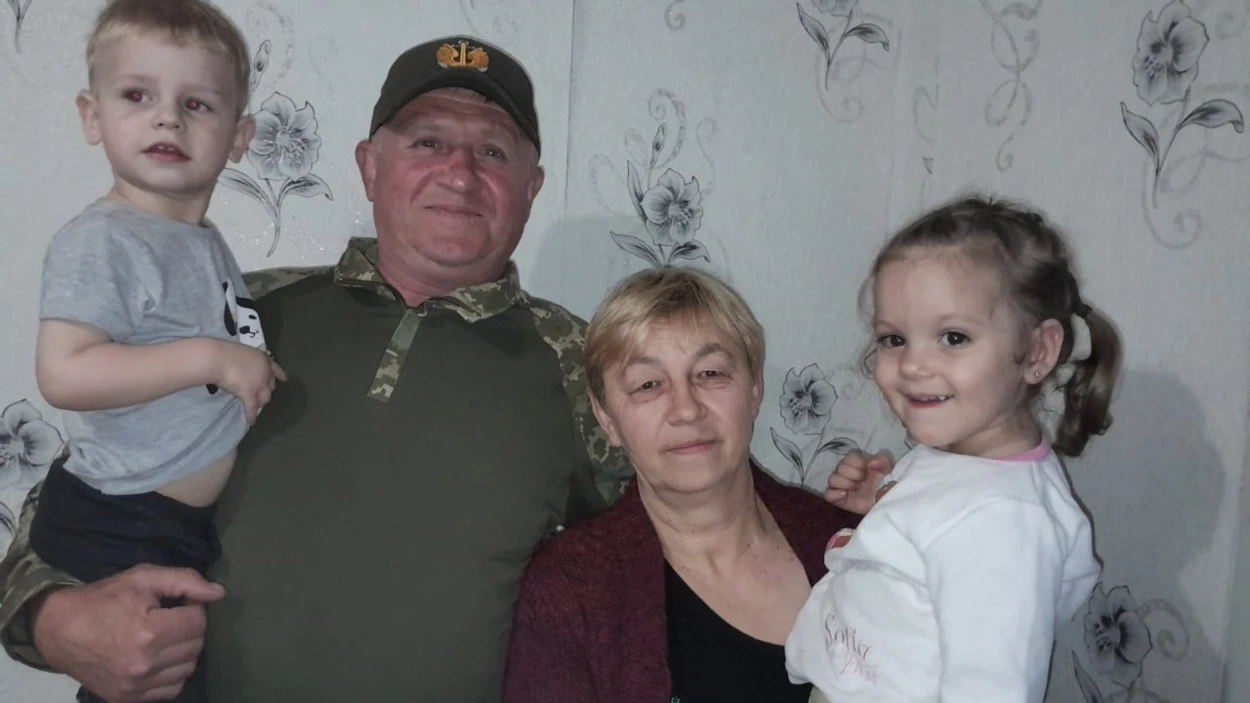 Олександр і Людмила з онуками
