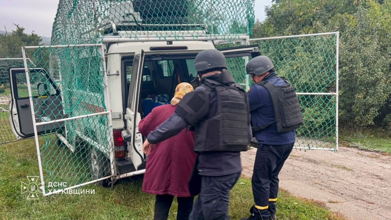 Рятувальники ДСНС допомагають мешканцям прифронтової громади з евакуацією