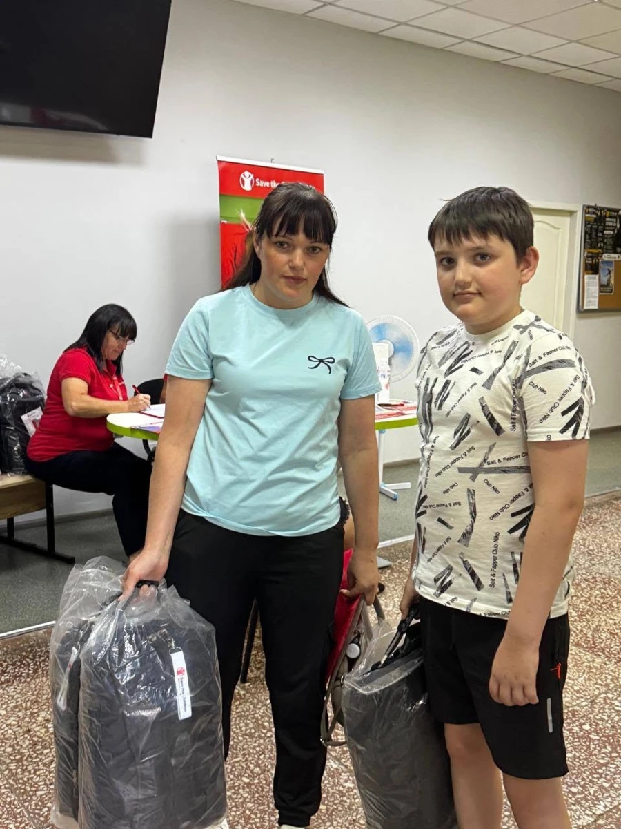Діти отримують шкільне приладдя та рюкзаки