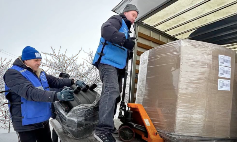 Волонтери доставили мешканцям Великобурлуцької громади твердопаливні печі