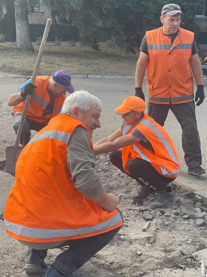Проведення ямкового ремонту доріг у Великобурлуцькій громаді