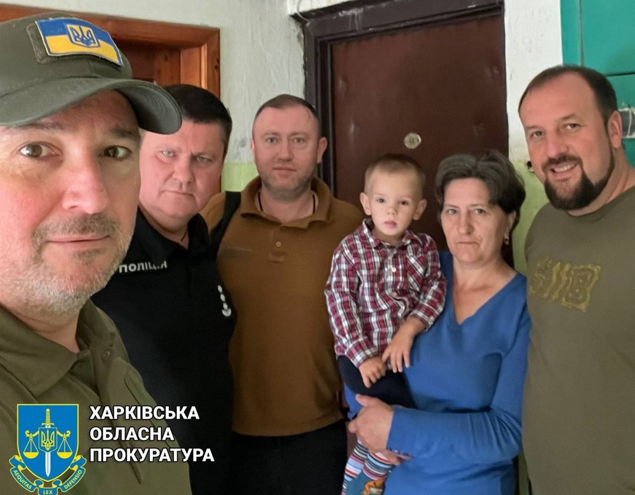 Правохоронці разом з адміністрацією району та міста відвідали хлопчика Михайла