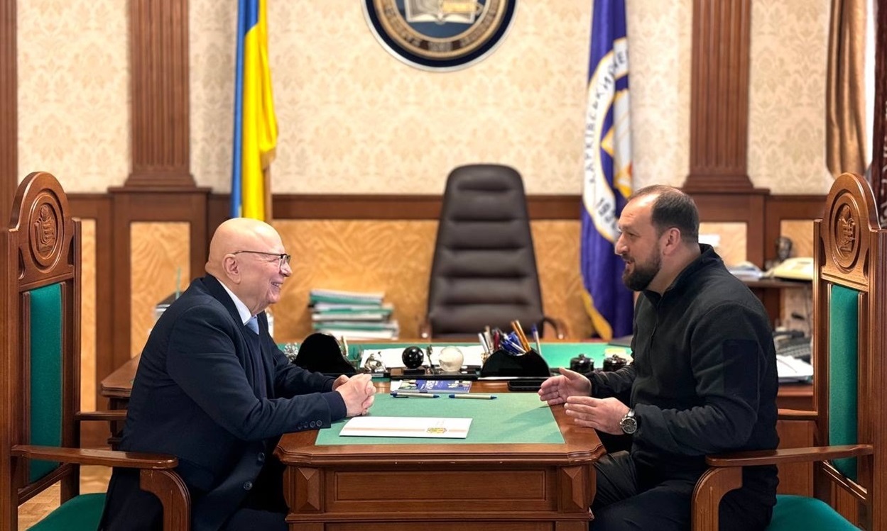 Ректор університету Володимир Пономаренко з начальником Купʼянської МВА Андрієм Беседіним обговорють співпрацю