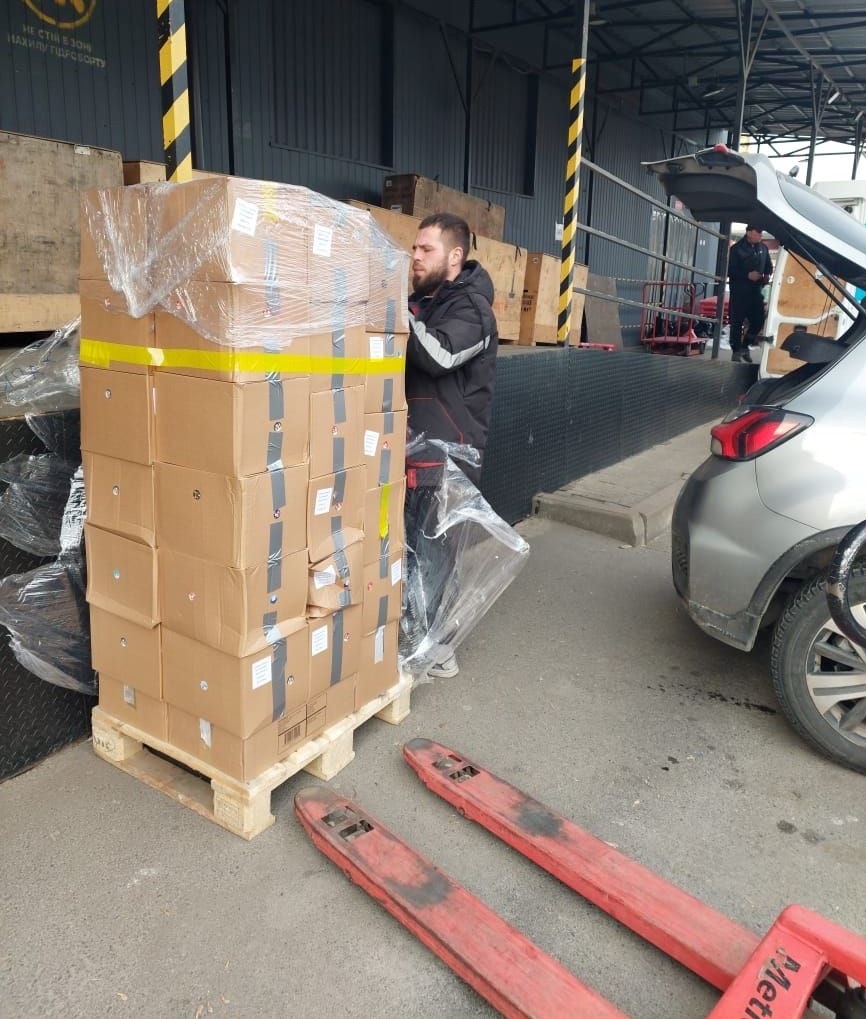 Отримання подарунків на терміналі Нової пошти 