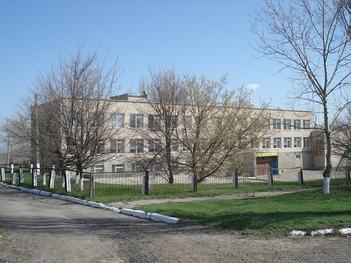 Школа у селі Пристін