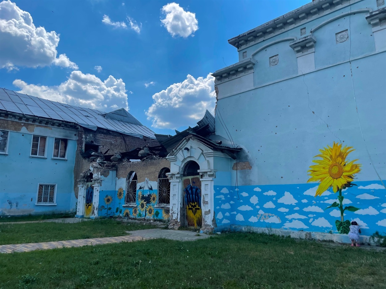 Зруйнований будинок культури