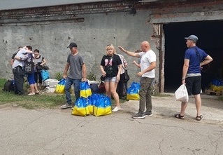 Мешканці Дворічанської громади отримують гуманітарну допомогу