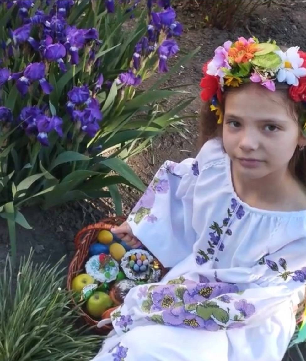 Дівчинка з Великоднім кошиком 