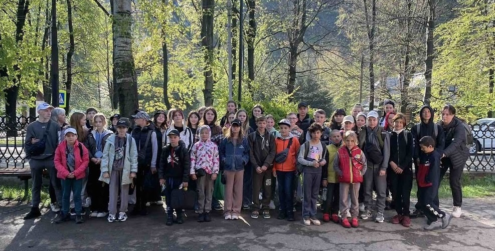 Група дітей з батьками відпочивають на захдній Україні у санаторії