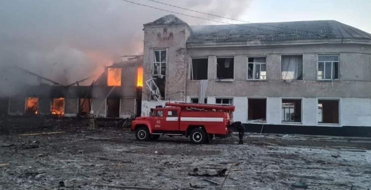 Ліцей "Перспектива" в Мерефі в березні 2022 року: пожежа після обстрілів. 