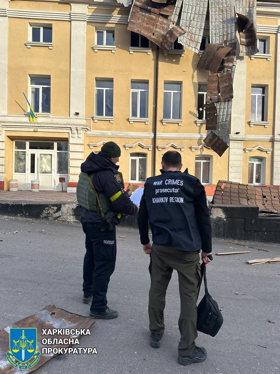 Пошкоджена будівля у місті