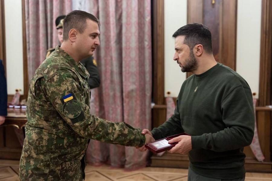 Президент України Володимир Зеленський вручає орден "За мужність" III ступеня підполковнику Національної гвардії України Євгену Пишному