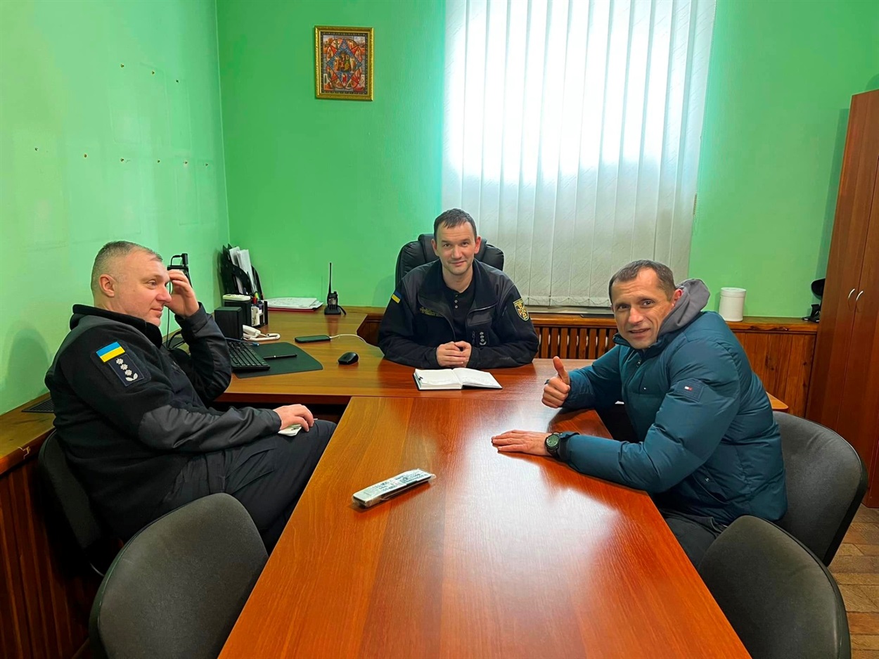 Волонтер з рятувальниками