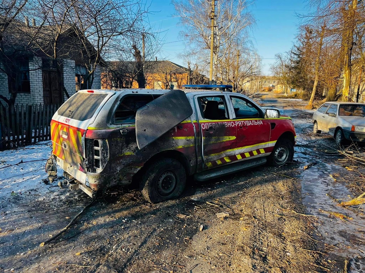 Пошкоджені авто рятувальників внаслідок обстрілів