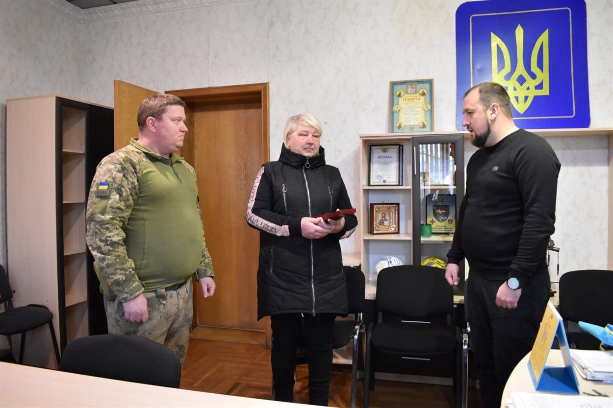  Мама загиблого вузлівчанина отримала нагороду