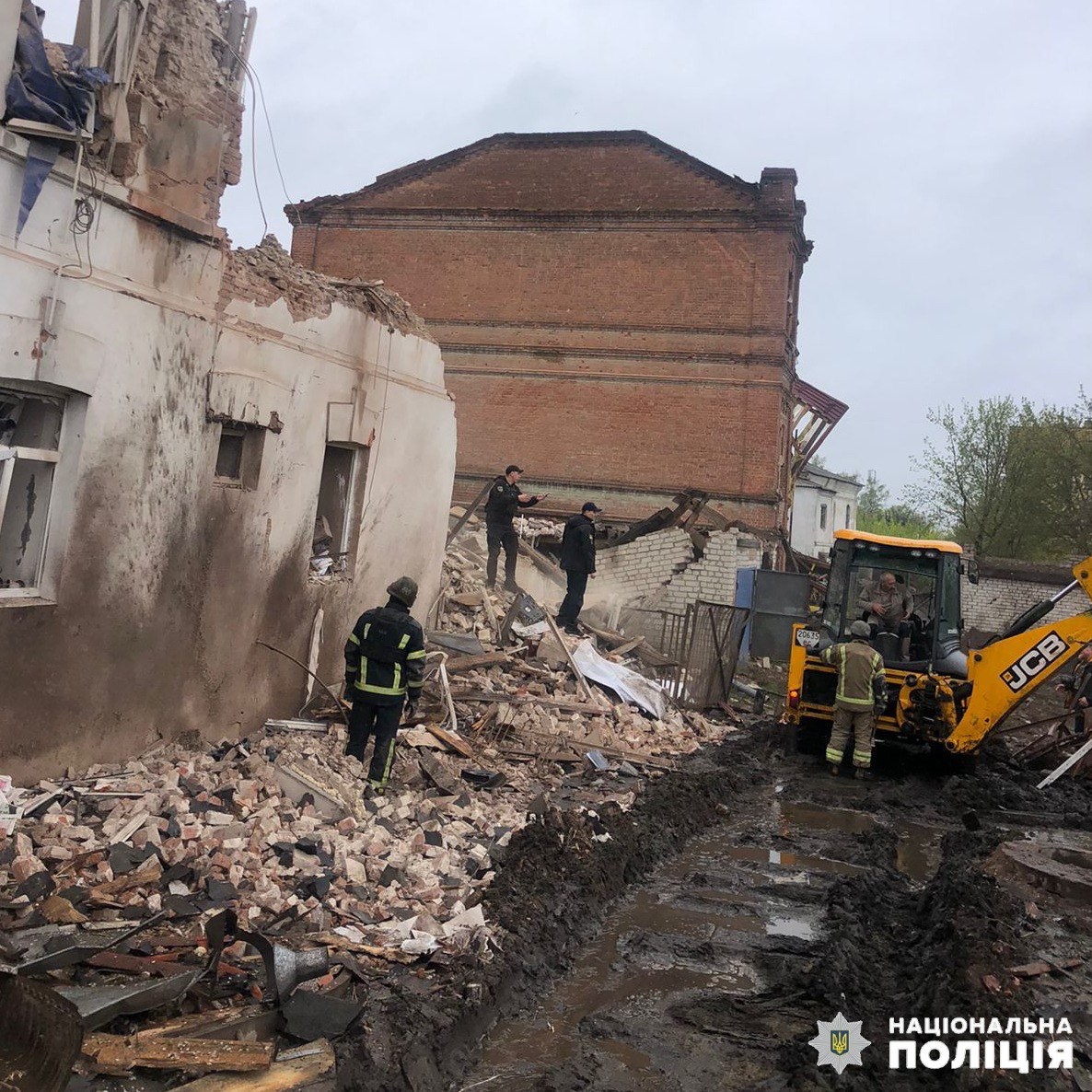Роботи з порятунку постраждалих та розбору завалів 