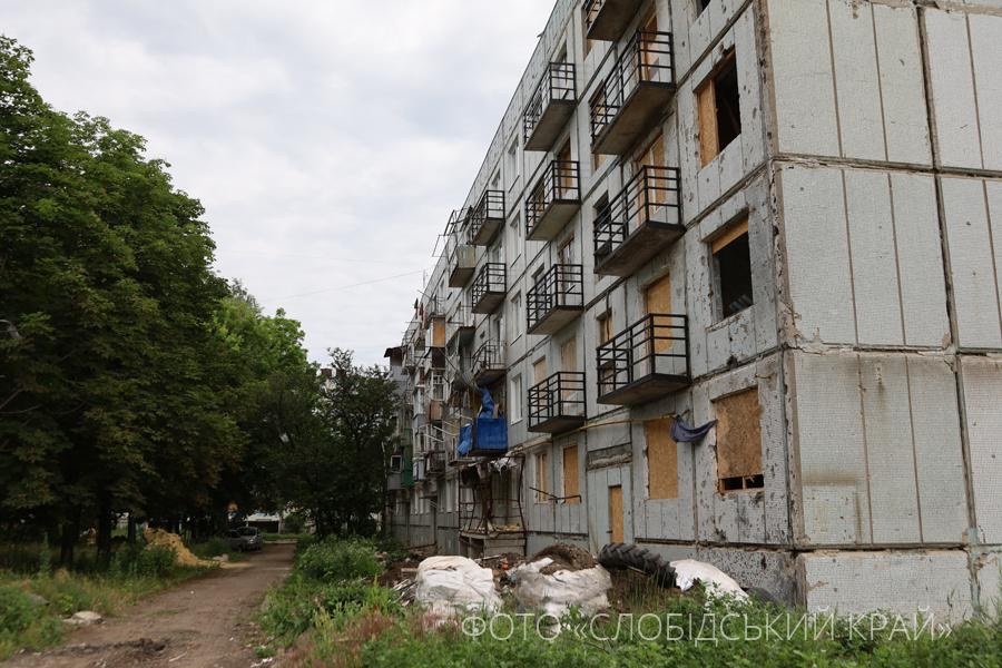Пошкоджені будинки на мікрорайоні