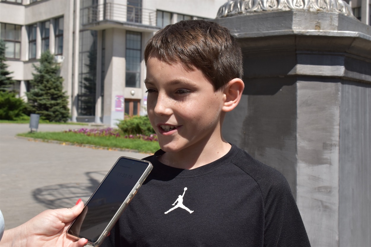 Артур, хлопчик з Купʼянська,який поїхав відпочивати
