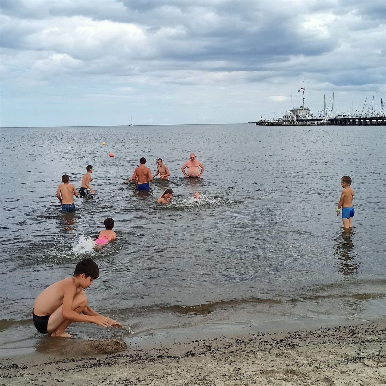 Діти купаються у морі