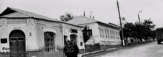 Праворуч будинок по вул.1-го Травня м.Куп’янськ, в якому пройшли дитячі і юнацькі роки академіка С.Гнатченка