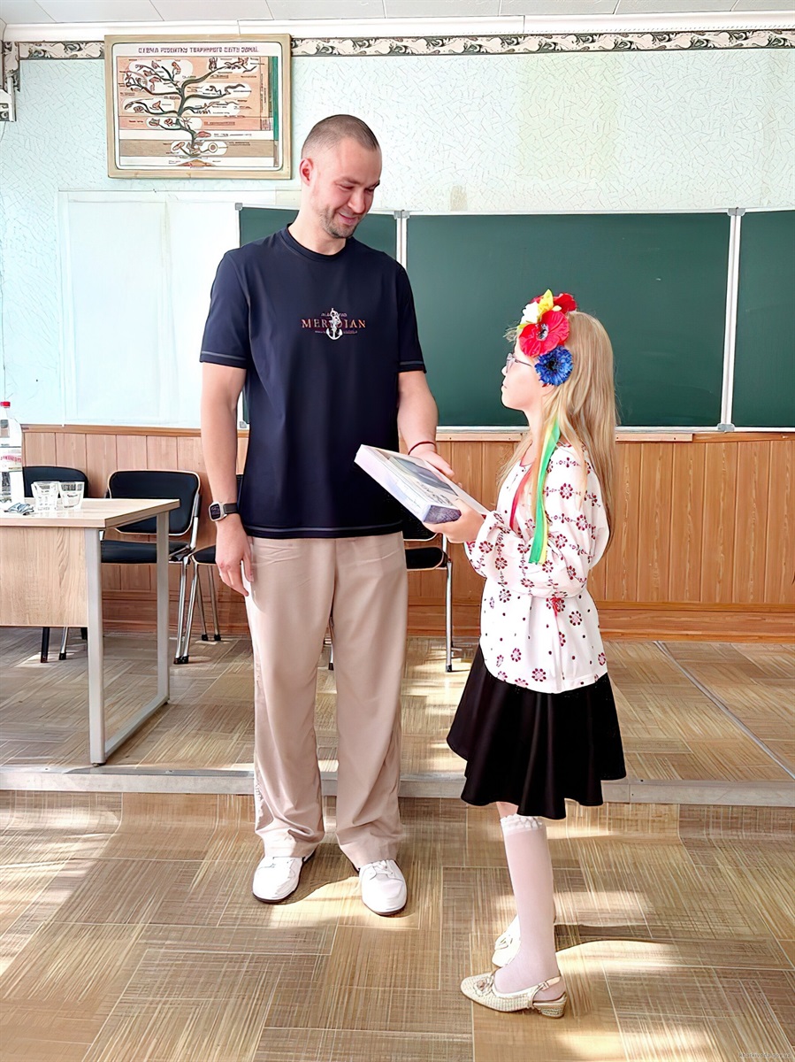 Вручають дітям девайси для навчання