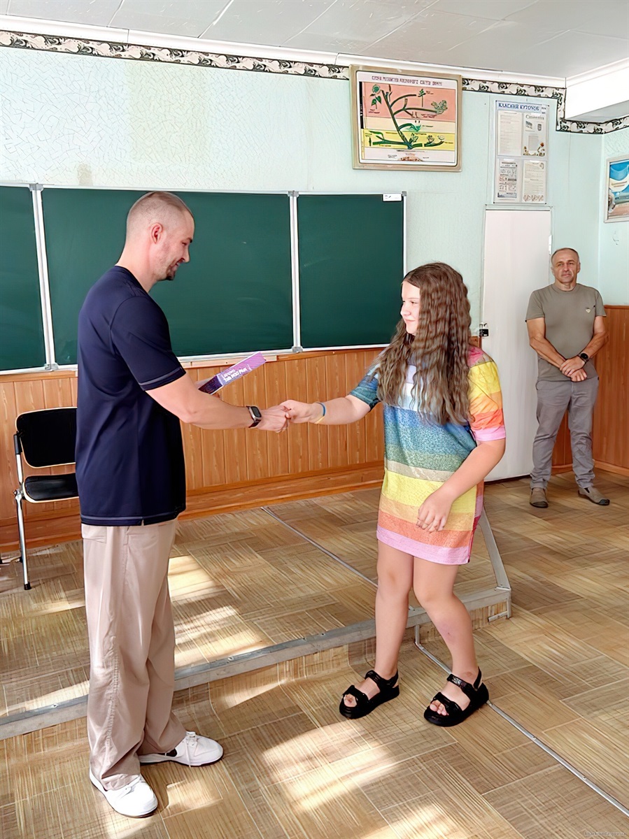 Вручають дітям девайси для навчання
