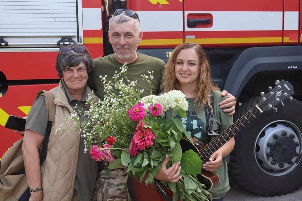 Надія Дейниховська з побратимом-волонтером Володимиром Курилом («Бронік») і співачкою Христиною Панасюк, м.Куп’янськ