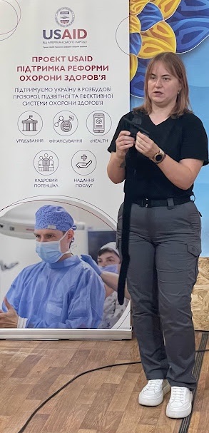Інструкторка з домедичної допомоги проводить заняття