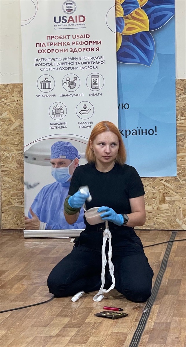 Інструкторка з домедичної допомоги проводить тренінг