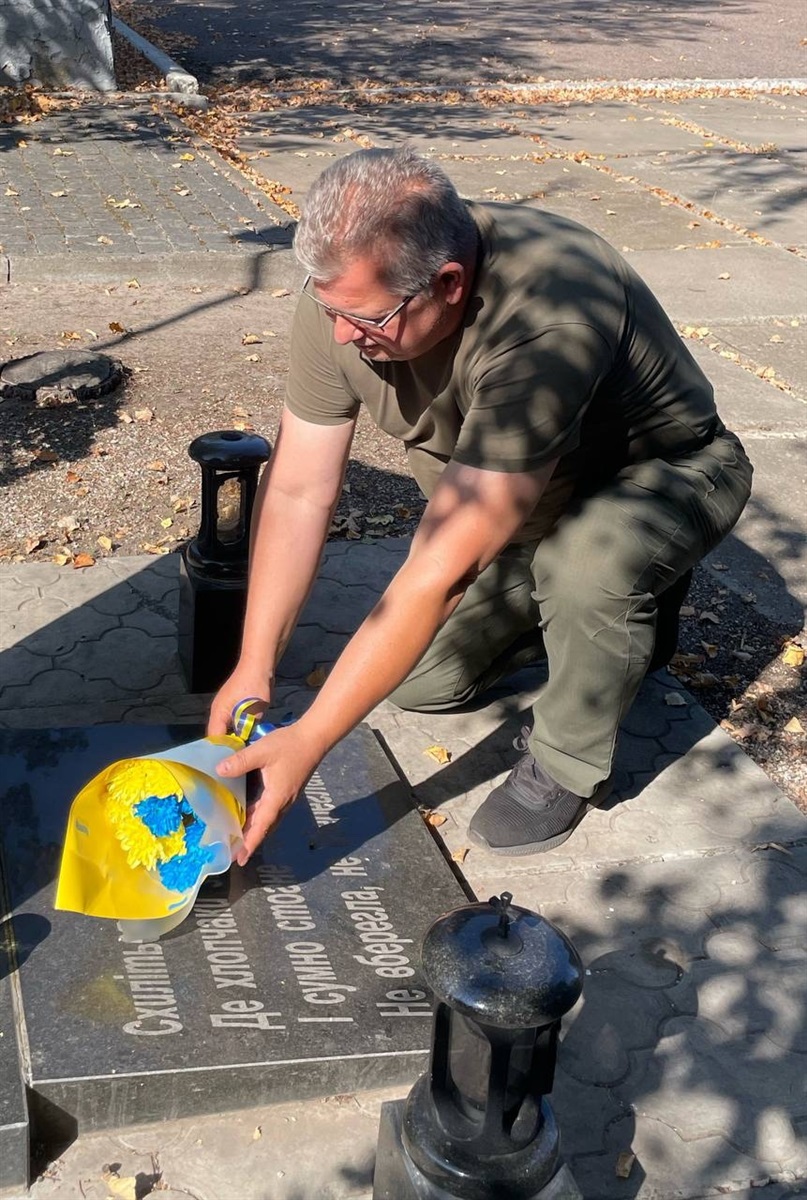 Покладання квітів до памʼятнику