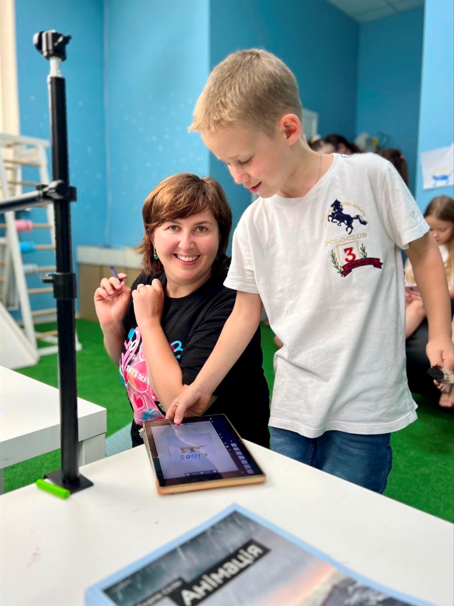 Ірина Соколова проводить заняття з анімації