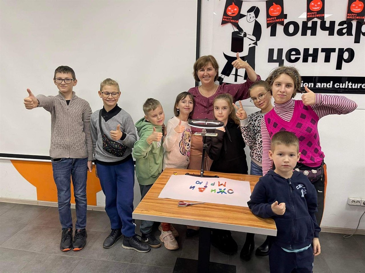 Заняття з мультиплікації. Діти працюють у групах, спілкуються, обговорюють ідеї та вчаться працювати в команді