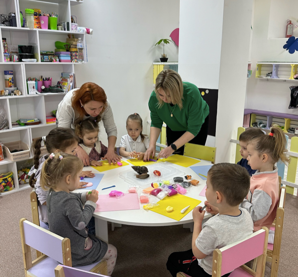 Вихователі проводять розвивальні заняття в дитячому центрі