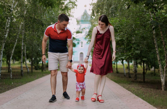 Сніжана Василенко з чоловіком і донькою в Таврійську
