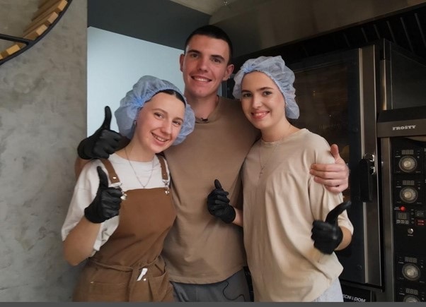 Родина Сапарових (Микола з дружиною Анною та сестрою Машею) у пекарні "Культ тіста", де щодня радують хмельничан свіжою випічкою