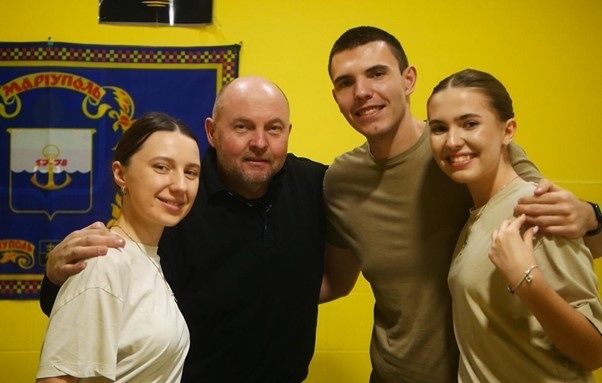Родина Сапарових (зліва направо: Анна, Олексій, Микола та Маша), що переїхала з Маріуполя в Хмельницький
