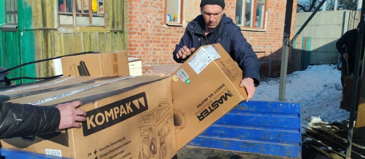 Розвантаження гуманітарної допомоги з Німеччини