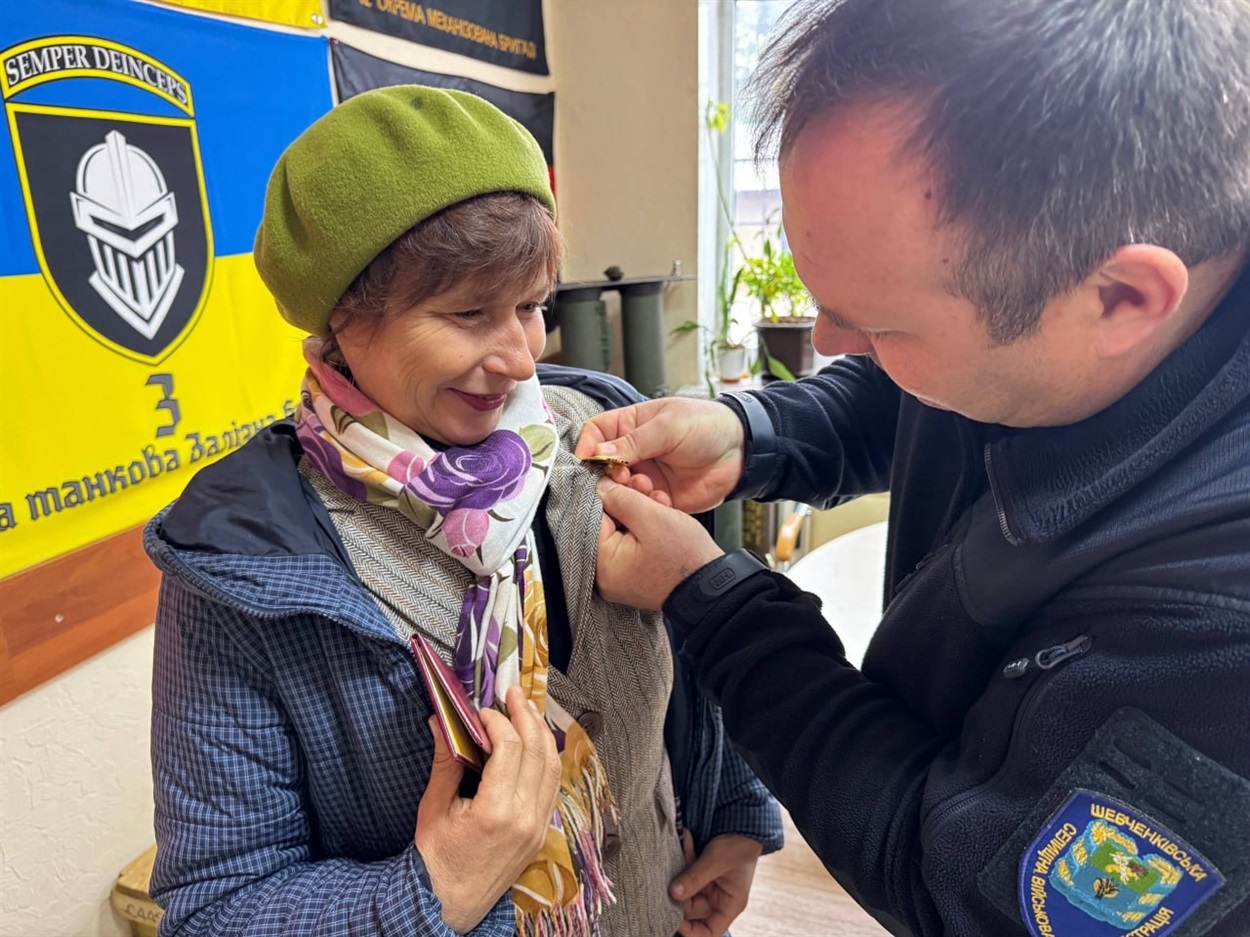 Почесне звання "Мати-героїня" присвоєно Гожі Оксані Дмитрівні. Вручення нагрудного знаку