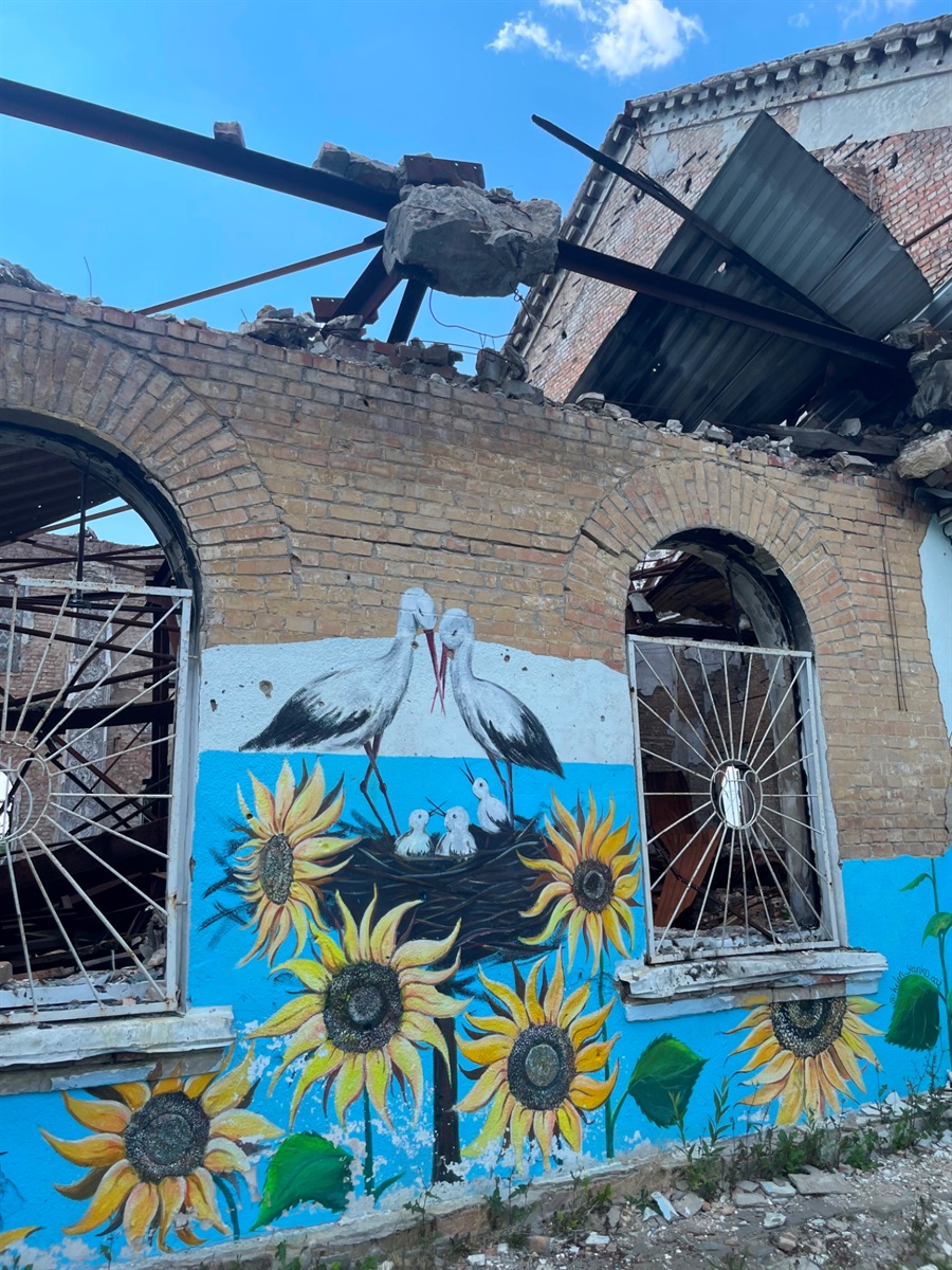 Зруйнований будинок культури