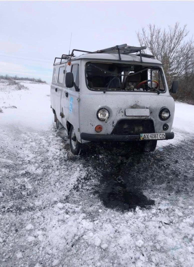 Наслідки обстрілу. Пошкоджено автомобіль "Харківобленерго"