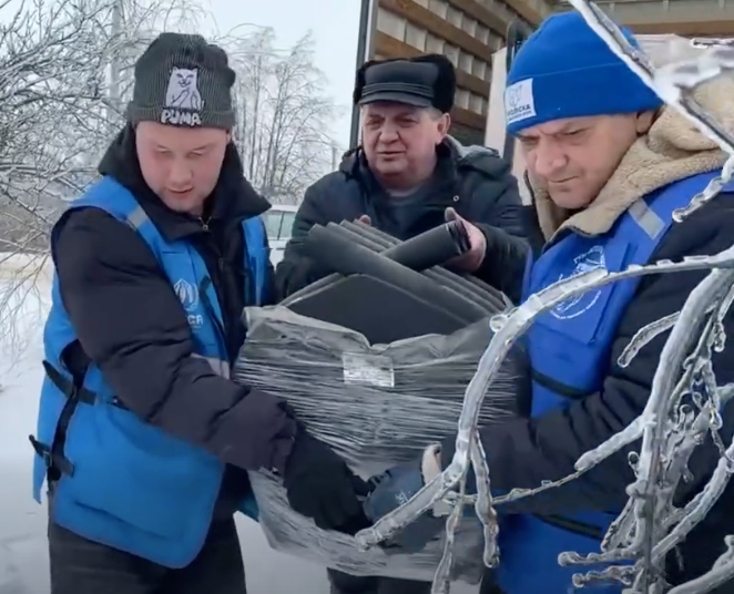 Волонтери доставили мешканцям Великобурлуцької громади твердопаливні печі
