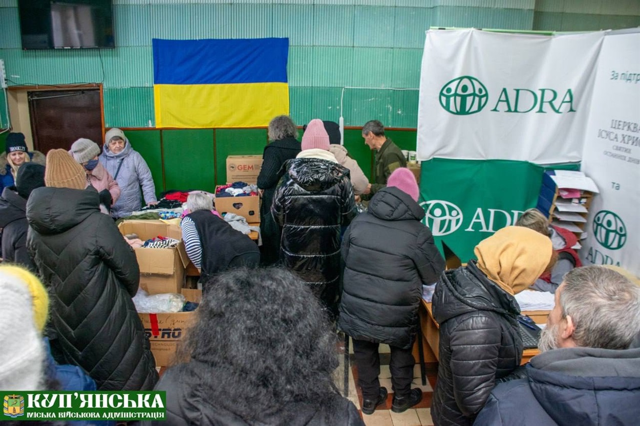 Мешканці громади отримують гуманітарну допомогу