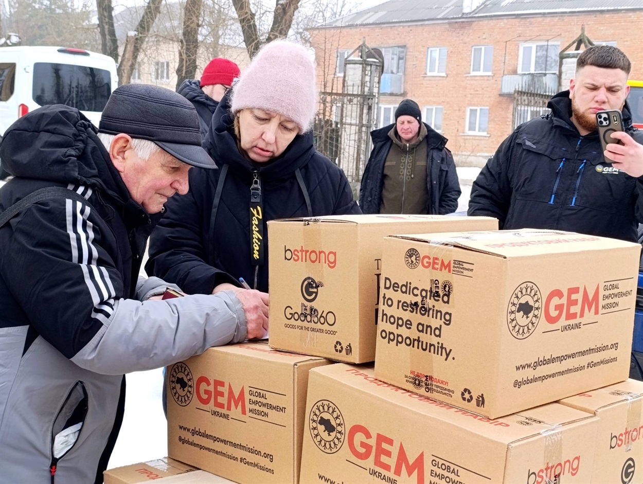 Мешканці громади отримують Гуманітарну допомогу