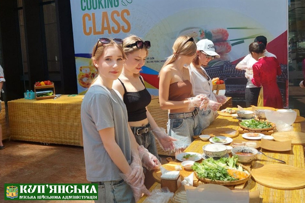 Кулінарні та творчі заняття: учасники готували традиційні в’єтнамські страви й виготовляли аромасвічки. 